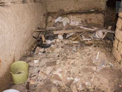 Subito dinanzi a noi si presenta una piccola discarica: distinguiamo un pneumatico, detriti di pietra, una sedia, un secchio di vernice e assi di legno